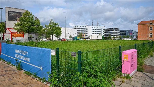 Das Finanzamt-Grundstück wird während der Sail zum Fahrrad-Stellplatz. Die Fläche des alten ehemaligen Finanzamtes steht zur Debatte.