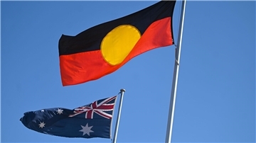 Die Flagge der Aborigines (r) ist neben der australischen Flagge zu sehen.