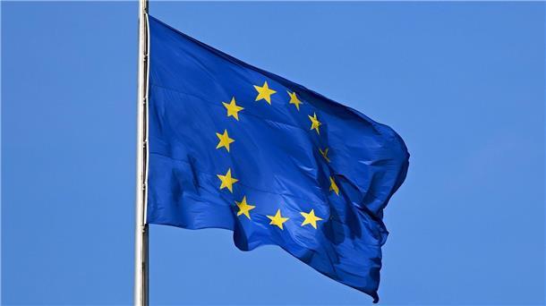 EU-Vorschlag gegen Kindesmissbrauch verletzt Grundrechte Die Flagge der EU auf dem Reichstag weht im Wind.
