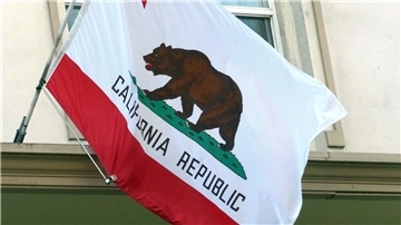 Die Flagge Kaliforniens: Im Merced County südöstlich von San Francisco wurden die Leichen dreier Erwachsener und eines Säuglings gefunden.