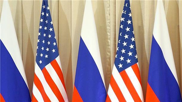 Alaska: Russen fliehen per Boot auf US-Insel Die Flaggen von Russland und den USA.