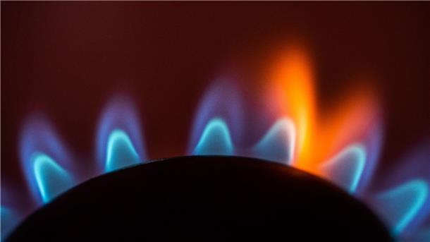 Ampel will Abzocke bei Energiepreisen unterbinden Die Flamme eines Gasherdes brennt in einer Küche - und soll möglichst auch im kommenden Jahr noch brennen können.