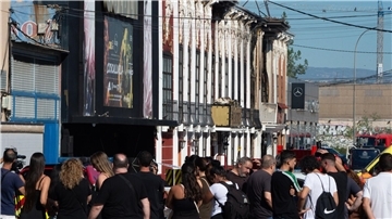 Die Flammen brachen nach den ersten Erkenntnissen in einer der drei Discos in Murcia aus und griffen nach amtlichen Angaben schnell auf die anderen Lokale über.