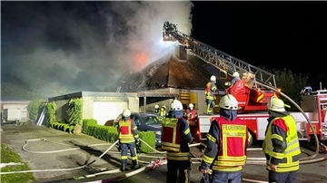 Die Flammen griffen auch auf das Einfamilienhaus über und zerstörten es. 