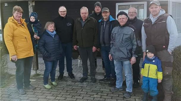 Die fleißigen Müllsammler vorm Vereinsheim Augustgroden.