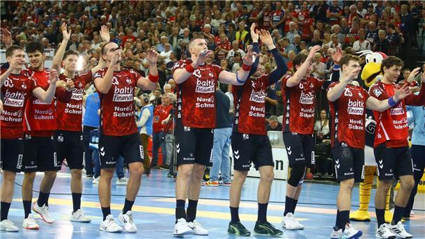 Die Flensburger Spieler bejubeln den Derby-Sieg.