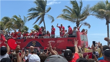 Die Florida Panthers feiern am Strand von Fort Lauderdale den Stanley-Cup-Sieg.