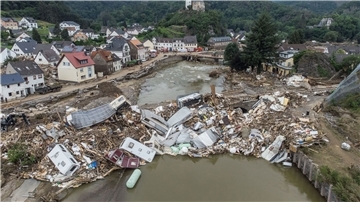 Die Flut im Ahrtal riss vor einem Jahr vieles mit sich. Meterhoch türmen sich wenige Tage nach der Katastrophe Wohnwagen, Gastanks, Bäume und Schrott an einer Brücke über die Ahr in Altenahr-Kreuzberg.
