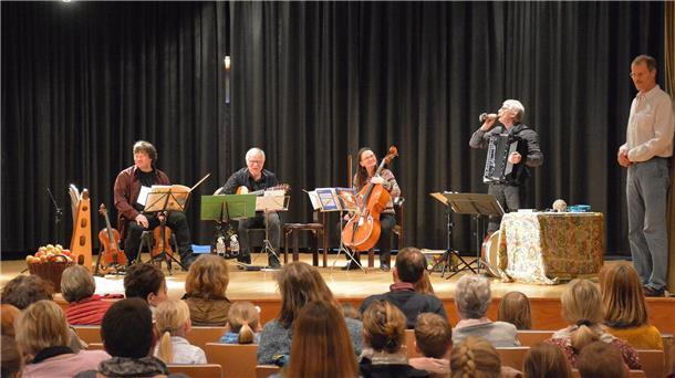 Die Folkloregruppe „Vårvindar friska“ (zu Deutsch: frische Frühlingswinde) und der Erzähler Michael Nagel.