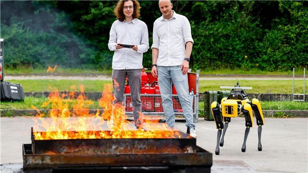 Die Forscher Sören Pirk und Anton Wagner wollen dem Roboter Byte alles über Feuer beibringen.