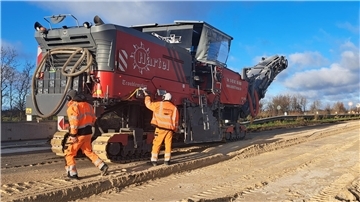 Die Fräse „Troublemaker“ ist wieder im Einsatz, um die Fahrbahn zu entfernen.