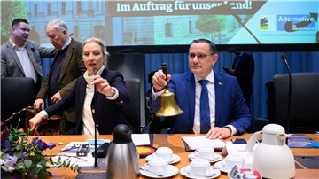 Die Fraktionschefs Alice Weidel und Tino Chrupalla eröffnen die erste AfD-Fraktionssitzung nach der Bundestagswahl.  