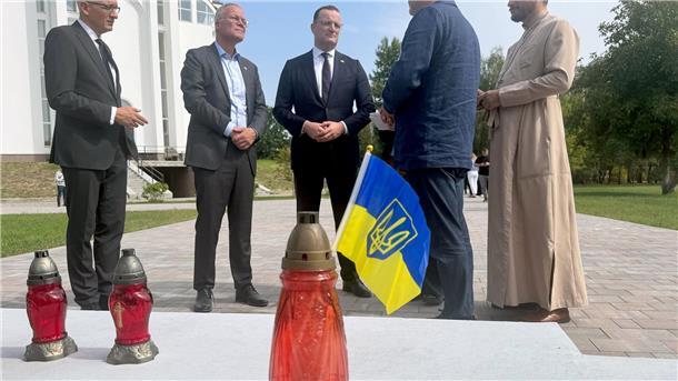 Koalitionsspitzen gemeinsam zu Solidaritätsbesuch in Kiew Die Fraktionschefs Spahn und Miersch in der Gedenkstätte für die Opfer der russischen Besatzung in Butscha.