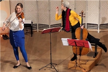 Die Französin Bérengère Le Boulair (links) an der Violine und die deutsche Musikerin Christiane Reiling am Cello gastieren am 23. März in der Gedenkstätte Lager Sandbostel.