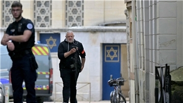 Die französische Polizei hat in Rouen einen mit einem Messer und einer Metallstange bewaffneten Mann erschossen, der im Verdacht steht, eine Synagoge in der Normandie-Stadt in Brand gesetzt zu haben.