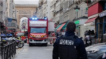 Die französische Polizei sichert die Straße, in der mehrere Schüsse abgefeuert wurden.