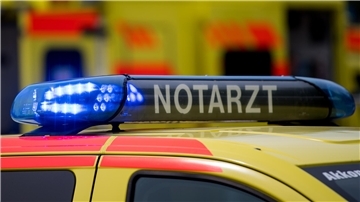 Die Frau musste nach der notärztlichen Erstversorgung mit einem Rettungswagen in ein Krankenhaus gefahren werden.