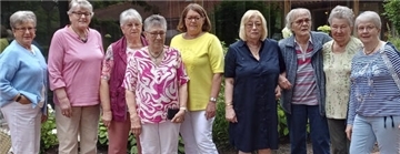 Die Frauen des Bremervörder Kegelclubs „Rollender Schuss“ feierten kürzlich im Oste-Hotel das 42-jährige Bestehen ihrer fröhlichen Damenriege. Vierte von links ist Clubpräsidentin Liesel Prause. Die BZ sprach mit Mieze Jäger (Zweite von links) und Ingrid Fischer (rechts).