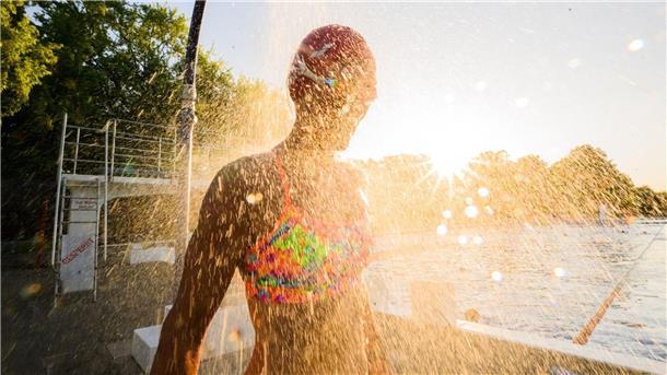 Sonne und Unwettergefahr: Heißes Wochenende in Deutschland Die Freibäder dürften am Wochenende gut besucht sein.