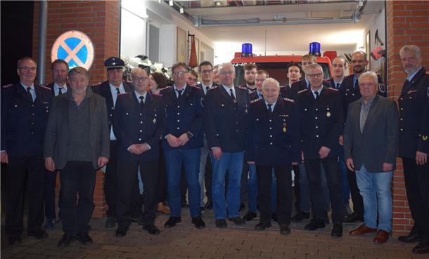 Feuerwehr Haaßel löst Stau für zu befördernde und zu ehrende Mitstreiter auf Die Freiwillige Feuerwehr Haaßel hatte nach der Corona-Zwangspause zahlreiche Kameraden zu ehren und zu befördern, flankiert von Ehrengästen.