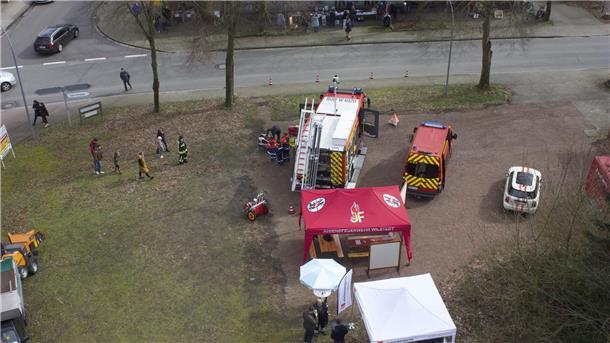 Die Feuerwehr hatte ihren Stand neben dem Kletterbaum aufgebaut.