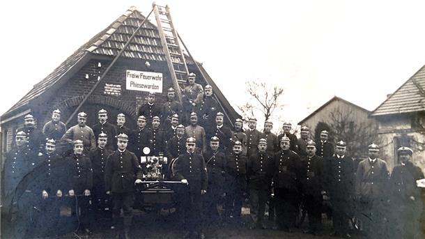 Die Freiwillige Feuerwehr Phiesewarden wurde 1920 gegründet. An der Ringstraße steht noch heute das Gerätehaus, das bis 2006 genutzt wurde.