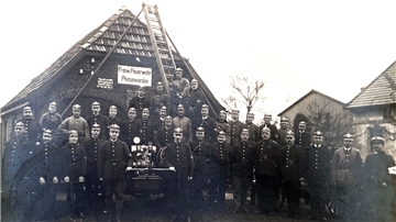 Die Freiwillige Feuerwehr Phiesewarden wurde 1920 gegründet. An der Ringstraße steht noch heute das Gerätehaus, das bis 2006 genutzt wurde.