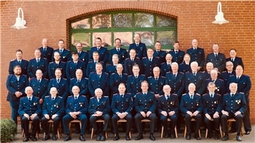 Die Feuerwehrleute haben sich für ein Gruppenfoto aufgestellt. 