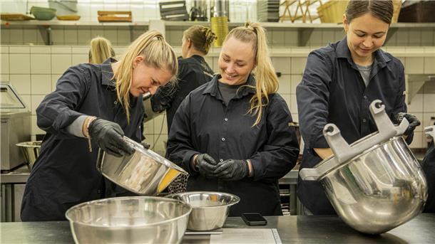 Die Partnerinnen der Pinguins-Spieler backen Kekse für guten Zweck Die Freude am Backen steht den Spielerfrauen der Fischtown Pinguins Eishockeyspieler ins Gesicht geschrieben. (von links): Ellena (Franzreb), Svenja (Mauermann) und Teja (Urbas).