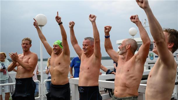 Auf Rekordkurs: Schwimmer ziehen 100-Tonnen-Schiff durch See Die Freude nach dem geglückten Rekordversuch ist groß.