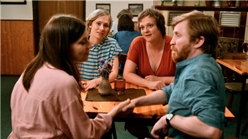 Die Freundinnen Melanie (Annett Sawallisch, 3.v.l.), Anja (Alina Levshin) und Lydia (Claudia Eisinger, l) treffen in der Dorfkneipe auf Pastor Knut (Benjamin Kramme).