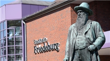 Das Wilhelm-Müller-Denkmal vor der Stadthalle Friedeburg in Nordenham.