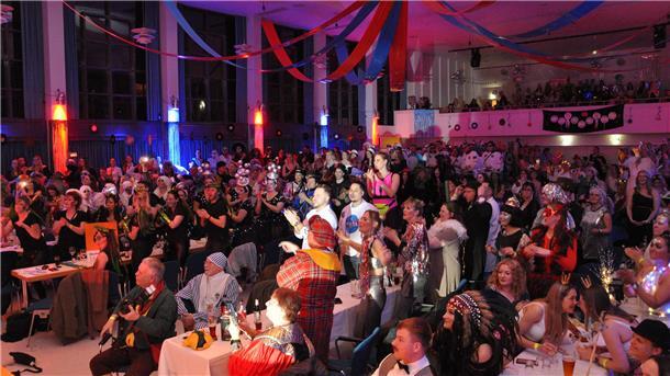Großartige Stimmung und tolle Show beim Ellwürder Karneval Die Friedeburg war innerhalb weniger Stunden ausverkauft.