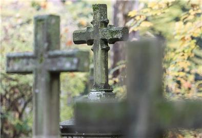 Die Friedhofsgebühren müssten exorbitant steigen, damit sie die Ausgaben decken. Das verlangt der Kreis. Doch der Samtgemeinderat in Zeven verweigert sich.