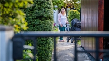 Die frisch gebackene Mama Christin Engel aus Bremerhaven muss aktuell in Quarantäne verweilen. Im Klinikum Reinkenheide lag sie nach der Entbindung mit einer mutmaßlich Corona-Infizierten zusammen. Ein Test bescheinigt Engel dennoch ein negatives Ergebnis. Zur Sicherheit musste der Fotograf ihr Porträt mit Abstand und außerhalb mit Blick auf ihr Grundstück aufnehmen, um die Quarantäneregeln einzuhalten.