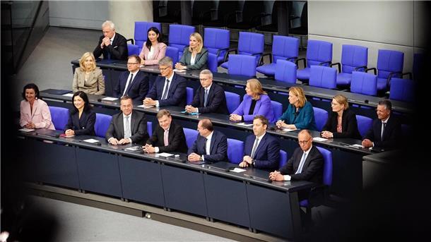 Kabinett vereidigt - Regierungsbildung abgeschlossen Die frisch gebackene schwarz-rote Regierung.