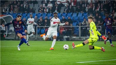 Die frühe Führung für Basel: Albian Ajeti (l.) trifft durch die Beine von Alexander Nübel.