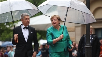 Die frühere Bundeskanzlerin Angela Merkel ist bekennende Liebhaberin von Wagners Musik. Sie kommt in Begleitung ihres Ehemannes Joachim Sauer zur Eröffnung.