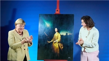 Forscherinnen mit Bildern ehren Die frühere Bundeskanzlerin Angela Merkel (links) und Forschungsministerin Dorothee Bär eröffneten die Ausstellung mit Computer-Bildern von Forscherinnen wie Maria Margaretha Kirch.