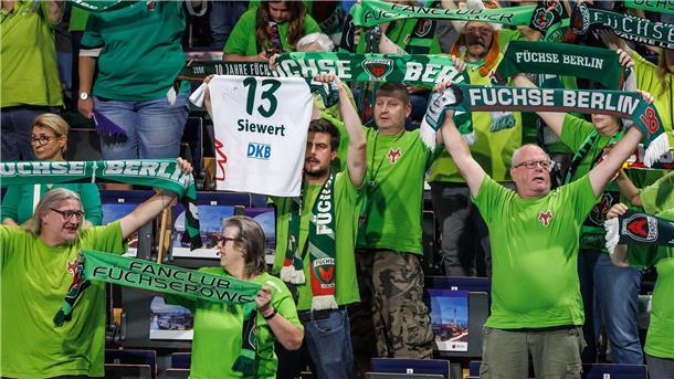 Spott und Pfiffe für Hanning: Magdeburg deklassiert Berlin Die Füchse-Fans bedanken sich bei Stefan Kretzschmar und Jaron Siewert.