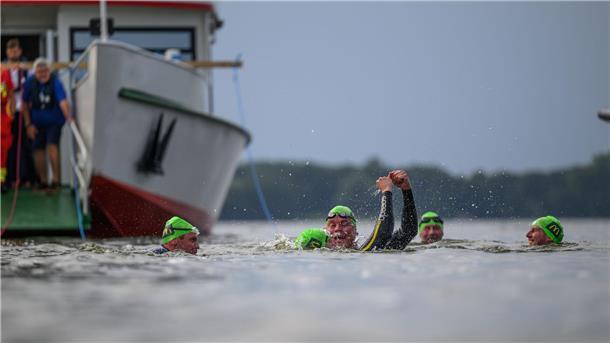 Auf Rekordkurs: Schwimmer ziehen 100-Tonnen-Schiff durch See Die fünf Schwimmer freuen sich über den geglückten Rekordversuch.