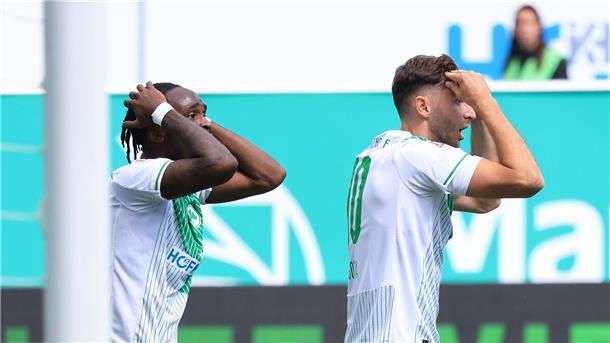 Die Fürther Angreifer Noel Futkeu (l) und Branimir Hrgota hadern nach einer vergebenen Chance.