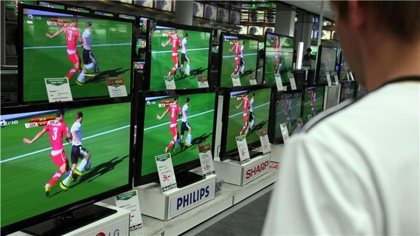 Die Fußball-Europameisterschaft hat wie in den vergangenen Jahren das Geschäft mit Fernsehgeräten angekurbelt.