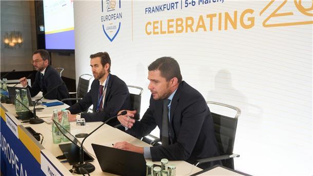 Streit mit Verbänden: Europäische Fußball-Ligen gestärkt Die Fußball-Funktionäre Claudius Schäfer (M) und Marc Lenz (r)bei der Generalversammlung der Ligenvereinigung European Leagues.