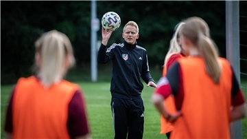 Die Fußballerinnen des FC Geestland bereiten sich seit dem 20. Juli auf die neue Saison in der Oberliga Niedersachsen vor. Joshua von Glahn ist neuer Trainer der Mannschaft.