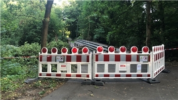 Die Fußgänger- und Radfahrerbrücke im Auepark in Bremervörde bleibt bis weiteres gesperrt.