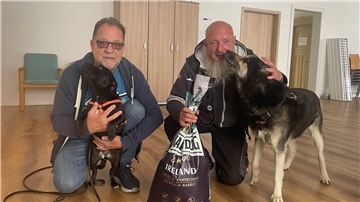 Zwei Männer mit Hund