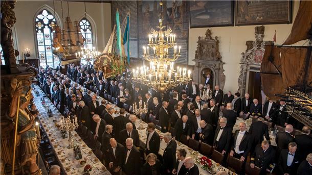 Gäste betreten bei der 476. Schaffermahlzeit den Festsaal des Rathauses in Bremen. 