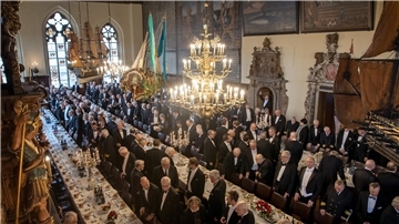 Gäste betreten bei der 476. Schaffermahlzeit den Festsaal des Rathauses in Bremen. 
