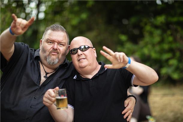 Die Gäste gingen vor der Bühne trotz der Hitze schon frühzeitig voll mit. 